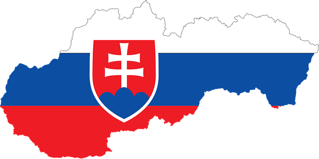 bandera de eslovaquia, blanca, azul y roja, encajada en el contorno de la frontera de eslovaquia