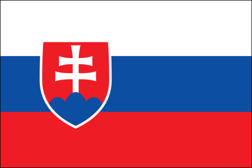 bandera de eslovaquia compuesta por rayas horizontales blanca azul y roja y el escudo de armas de los mismos colores representando 3 montañas y una cruz de estilo ortodoxo con dos traviesas