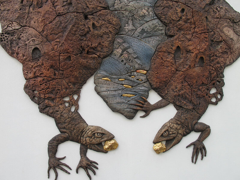 representacion de las dos lagartijas llevando oro que guiaron al pastor Jan a la pepita de oro