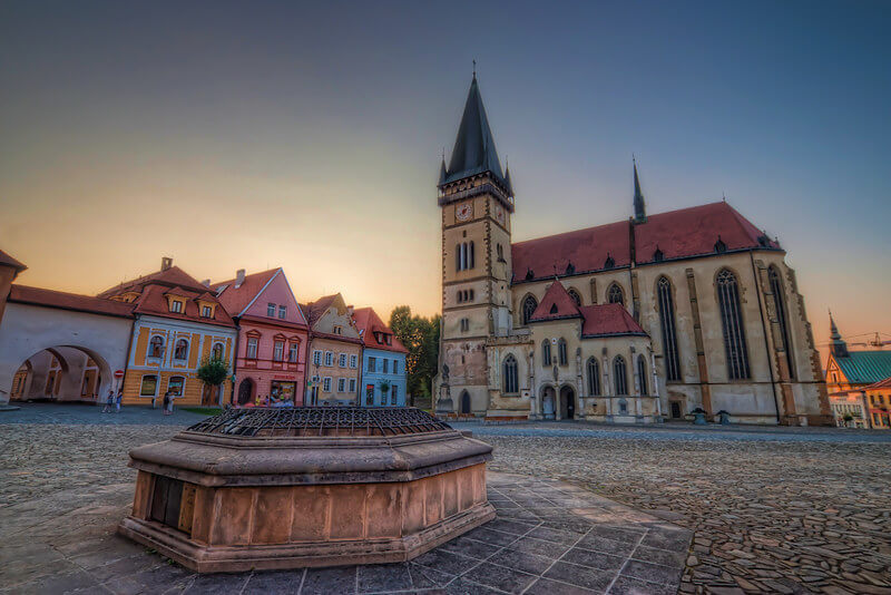 vista de la basilica de san giles en la plaza del ayuntamiento de bardejov en la luz del atardecer