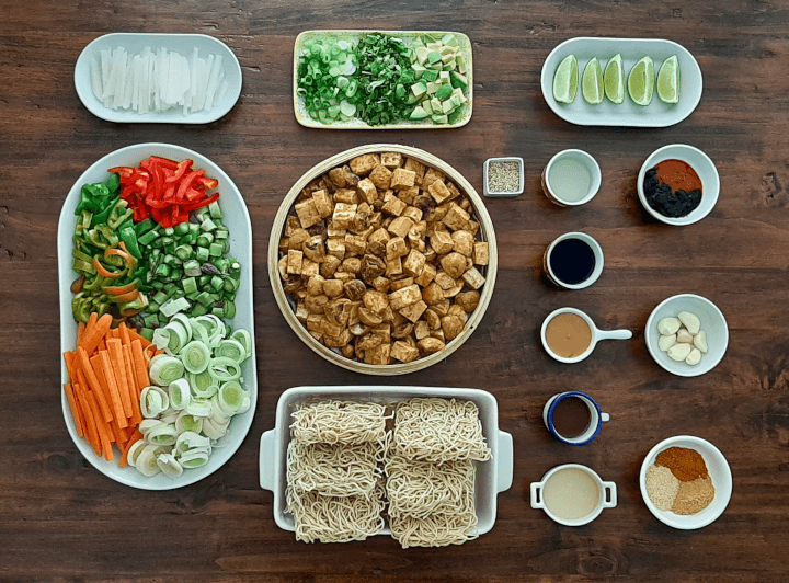 ingredientes para el wok vegano dispuestos en una mesa de madera