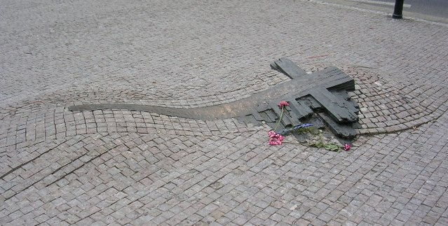 historia completa de eslovaquia: monumento en forma de cruz que descansa en el suelo en memoria de jan palach y jan zajic