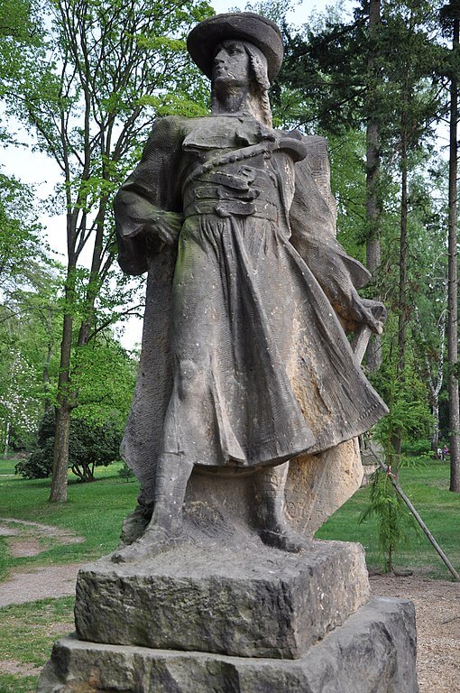 primer plano de una estatua de juraj janosik en un parque