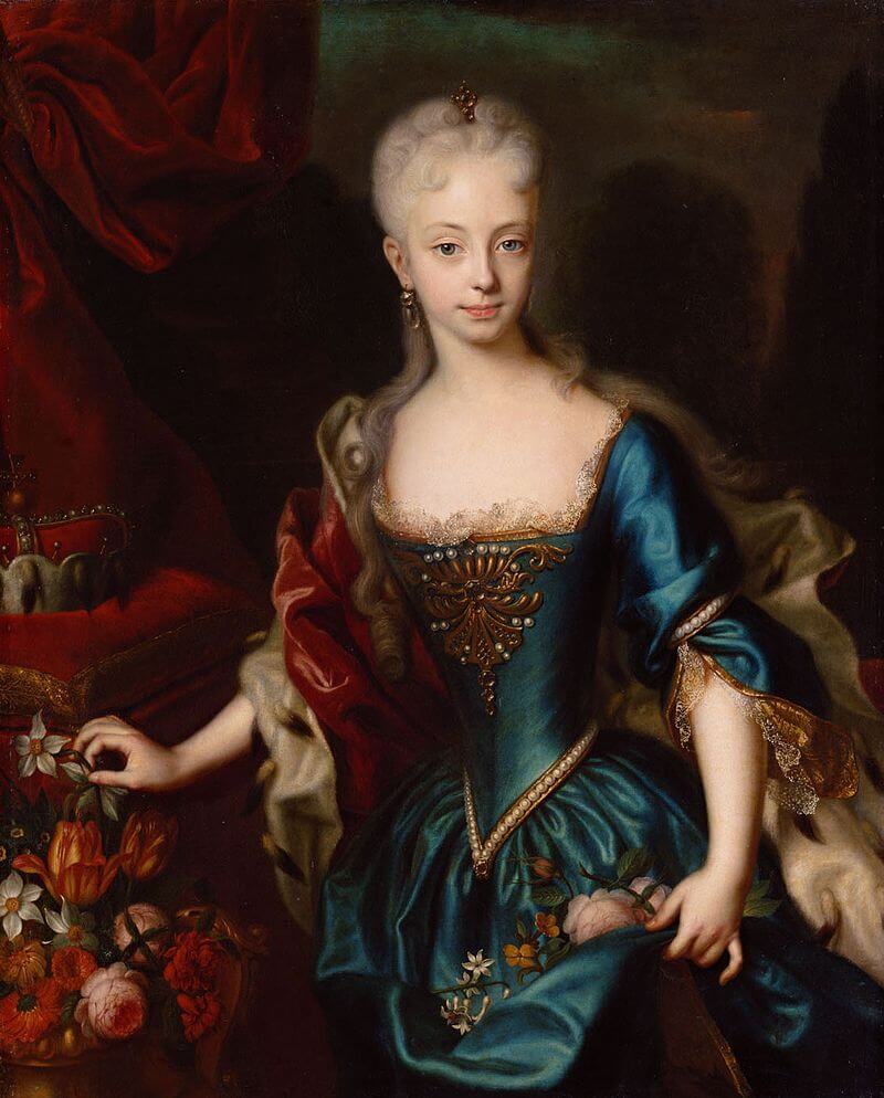 historia completa de eslovaquia: retrato de la reina maria teresa primera de austria, de pie con un vestido azul, mirando directamente al observador y cogiendo una flor de un ramo