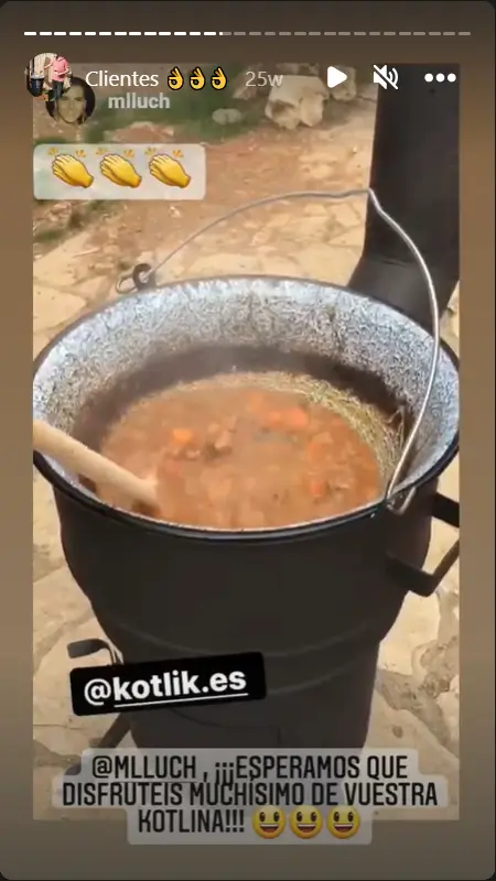 imagen de instagram en que se ve un guiso cocinado en la kotlina, la cocina barbacoa y horno de lena portatil tipo barbacoa para exteriores