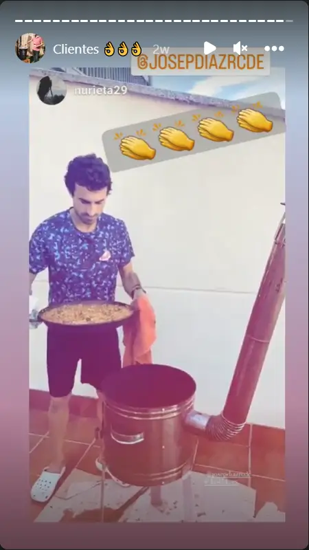imagen de instagram en que se ve un chico cocinando una paella en la kotlina, la cocina barbacoa y horno de lena portatil para exterior