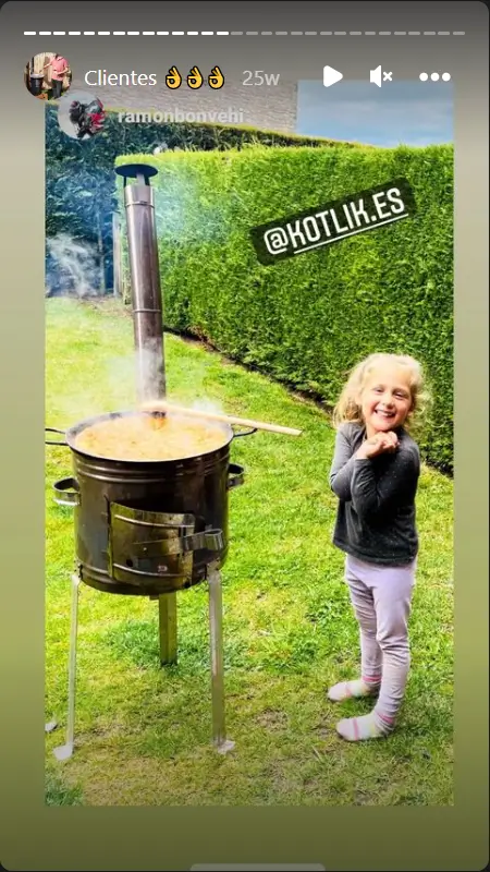 imagen de instagram en que se ve una nina rubia de pie al lado de una kotlina, la cocina de lena portatil tipo barbacoa para exteriores