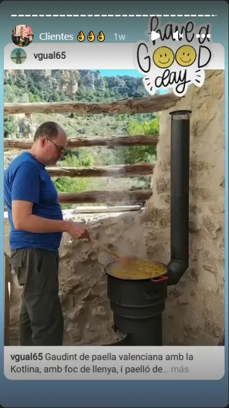 imagen de instagram en que se ve un cliente de kotlik preparando una paella en la kotlina, la cocina barbacoa y horno de lena portatil para exteriores