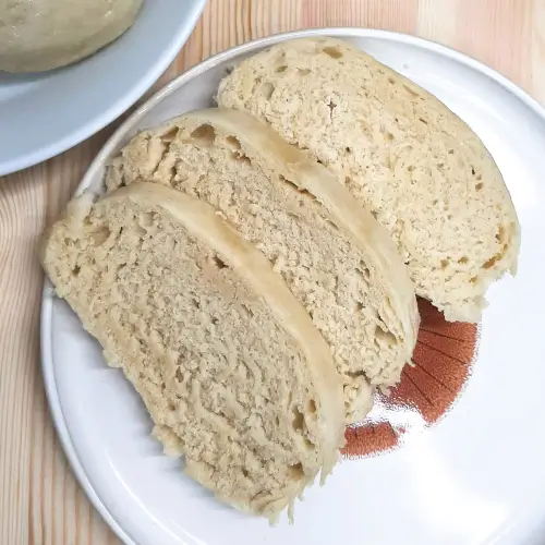 tres rebanadas de knedla, una alternativa al pan, cortadas y presentadas en un plato
