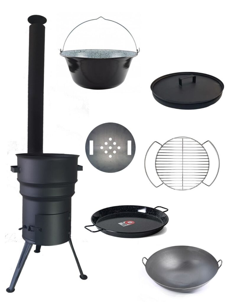 imagen de producto con fondo blanco en que se ve la kotlina, la cocina de lena portatil para exterior y todos los accesorios, el caldero, la tapa, la parrilla, la paella y el wok