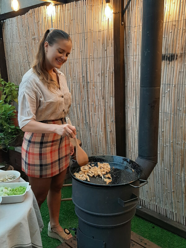 elena prepara una paella vegana en la kotlina