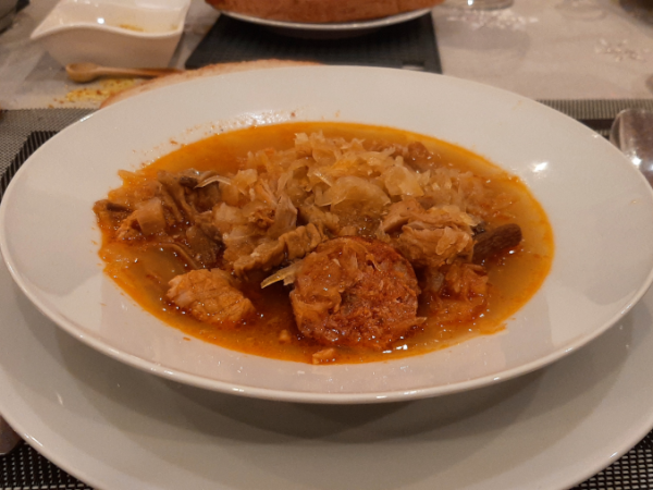 gastronomia y platos tipicos de eslovaquia: kapustnica, la mejor sopa del mundo, en un plato hondo blanco